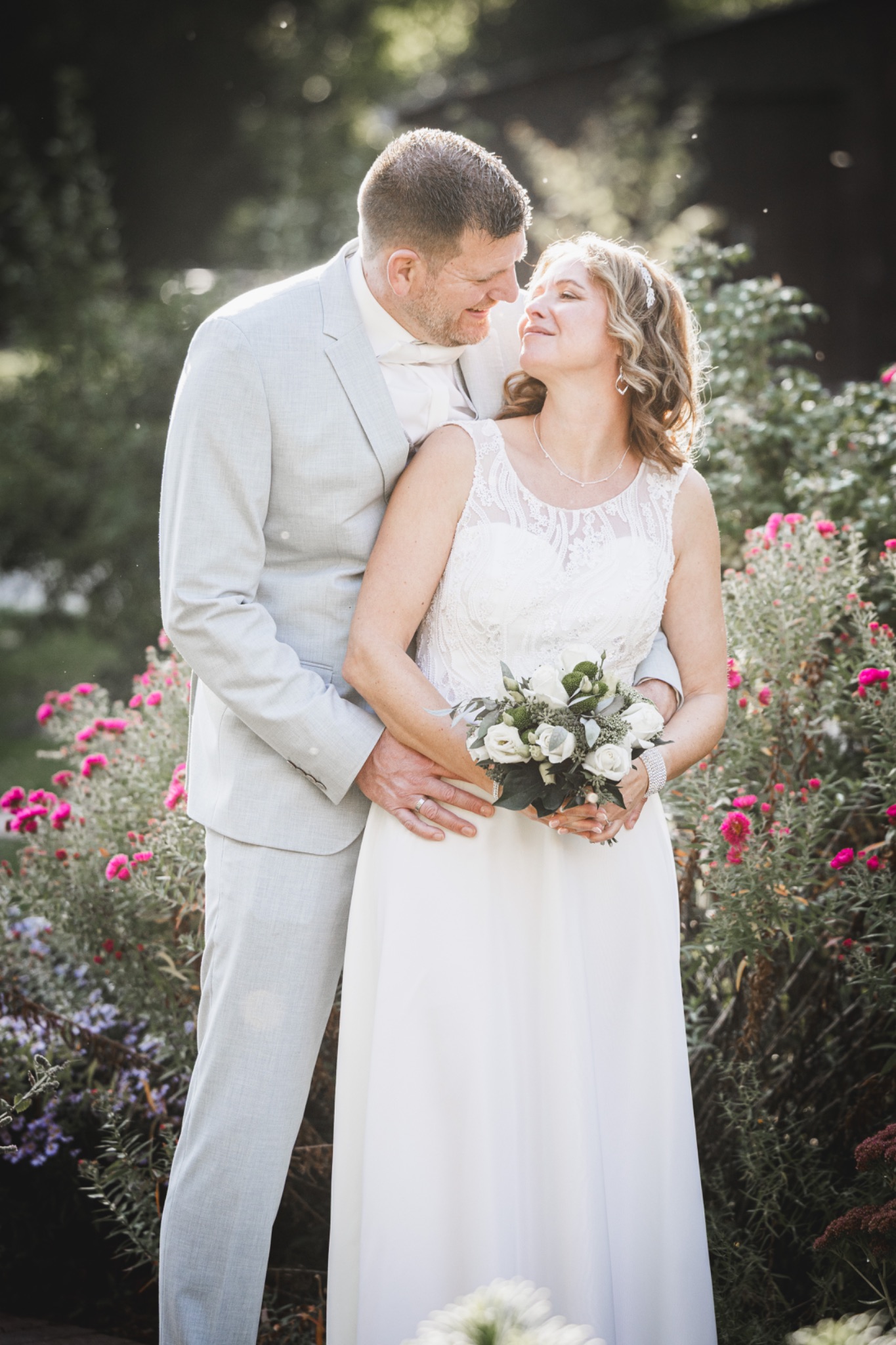 Hochzeitportrait sich anschauend laechelnd